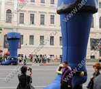 В начале праздничного шествия с двух сторон Невского проспекта можно было увидеть два больших надувных Сапога Петра Первого, высотой 6,0м.