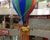 Подвесной шар "Капля" с декорацией из цветов для оформления торгового центра. Высота шара 4,0м