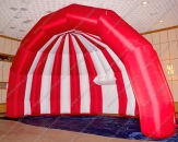 Сценический навес "Ракушка бело-красная" с одним центральным входом. Габаритный размер 12,5х6,0х6,0м