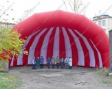 Надувная сцена "Ракушка" (с одной стороны бело-красная, с другой - красно-синяя) с габаритными (внешними) размерами 14,0х7,0х7,0м