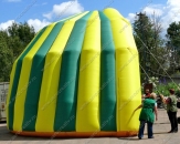 Сценический навес "Ракушка желто-зеленая" с одним центральным входом. Габаритный размер 10,0х6,0х6,0м