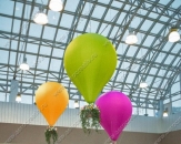 Надувные подвесные шары "Капля" с декоративной корзиной для оформления торгового центра. Высота шара 3,0м