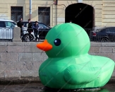 Надувная гигантская фигура "Зеленая утка", 5,0 м, плавающая по каналам Санкт-Петербурга