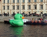 Надувная гигантская фигура "Зеленая утка", 5,0 м, плавающая по каналам Санкт-Петербурга