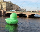 Надувная гигантская фигура "Зеленая утка", плавающая по каналам Санкт-Петербурга