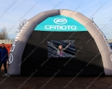 Надувной четырехопорный шатер "CFMOTO" с габаритными размерами 6,0х6,0х4,0м. Оснащен тремя прозрачными окнами