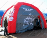 Надувной четырехопорный шатер "Вне зоны" с габаритными размерами 6,0х6,0х4,0м. Оснащен съемными прозрачными окнами