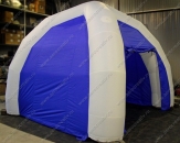 Надувной шатер "Четырехопорный" сине-белого цвета с габаритными размерами 4,0х4,0х3,5м