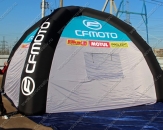 Надувной четырехопорный шатер "CFMOTO" (серый) с габаритными размерами 6,0х6,0х4,0м. Оснащен прозрачными окнами