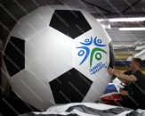Надувной футбольный мяч с логотипом "Позитив-сервис", диаметром 2,0м
