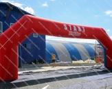 Надувная красно-синяя арка "World Class", с габаритными размерами 12,0х4,5м (теги: старто-финишные ворота, арки, двухцветная)