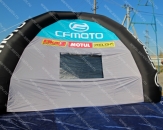 Надувной четырехопорный шатер "CFMOTO" (серый) с габаритными размерами 6,0х6,0х4,0м. Оснащен прозрачными окнами