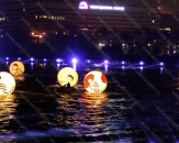 Надувные шары с внутренней подсветкой "Клоун-мим", диаметром 2,5м. Шары, управляемые гидроциклами, активно участвовали в представлении (теги: мимы)