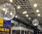 Надувной подвесной шар "Прозрачная сфера" с "летающим снегом" для новогоднего оформления торгового центра