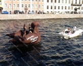 Надувная плавающая фигура "Утка", размером 4,5м, для рекламы ресторана (теги: на воде, утка, коричневая, жирная утка)