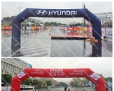 Надувная двухцветная арка: одна сторона синяя с логотипом "Hyundai", вторая - красная с надписью "Astana Motors". Арка оснащена дополнительными креплениями для съемных баннеров. Размеры арки 12,5х4,5м (теги: хендай, хундай, хендаи, астана, моторс)