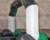Надувная двухцветная арка: одна сторона черно-белая с надписью "Смесители", вторая - зелено-белая с надписью "Плитка Подмосковья". Размеры арки 6,0х4,0м