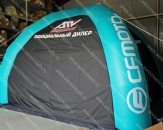 Надувной четырехопорный шатер "CFMOTO ATV" с габаритными размерами 5,0х5,0х3,0м. Оснащен подъемными стенками