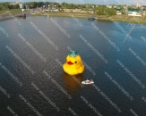 Надувная водоплавающая конструкция "Желтая утка" с габаритным размером 10,0м. Оснащена внутренней подсветкой (теги: утка, желтая утка, надувная утка, огромная утка, утка на воде)