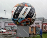 Надувной большой шар "Сфера "Кондратьевский" диаметром 6.0м. Установка на металлической опоре возле торгового центра (теги: шары, шар, шарик, шарики, большой шар, сфера, кондратьевский)