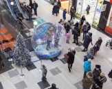 Прозрачная полусфера "Быстросборный Snow Globe" с декоративными элементами в новогодней тематике. Установка в торговом центре (теги: прозрачный шар, чудо шар, чудо-шар, снежный шар, snow globe, сноуглоб, сноу глоб)