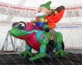 Надувная фигура "Эльф на жабе" с максимальным размером 4.5м. Конструкция предназначена для переноса на руках во время карнавальных шествий