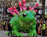 Надувная фигура "Лягушка" с максимальным размером 4.5м. Конструкция предназначена для переноса на руках во время карнавальных шествий