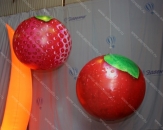 Надувные мячи "Клубника" и "Яблоко" диаметром 1,5 м. Подходит для игры со зрителями и для подвешивания