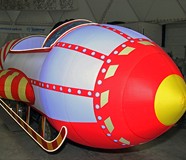 Надувная фигура Ракета длиной 5,5 м, оснащенная системой внутренней и внешней подсветки