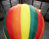 Подвесной воздушный шар "Капля" с объемными долями и декоративной корзиной. Высота надувного элемента 3,0 м, общая высота конструкции 4,2 м