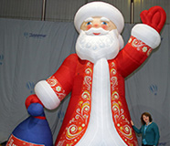 Новогодняя надувная фигура "Дед Мороз мультипликационный" высотой 4,5 м (теги: новогоднее оформление, дед мороз, деды морозы, снегурочки, новый год)
