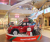Прозрачный чудошар Snow Globe для установки внутри него автомобиля в ТРЦ "Галерея"