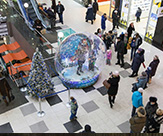 Новогоднее оформление торгового центра большим снежным шаром Snow Globe