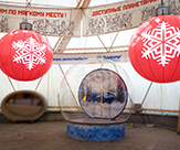 Новогоднее оформление торгового центра большими подвесными шарами любого дизайна