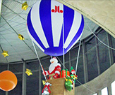 Новогоднее оформление торгового центра подвесными надувными шарами с декоративной корзиной (имитация монгольфьера)