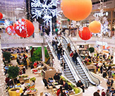 Новогоднее оформление торгового комплекса в Казани подвесными бархатными шарами