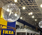 Подвесные прозрачные шары со снегом для новогоднего оформления сети магазинов "ИКЕА"