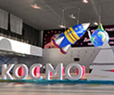 Новогоднее оформление выставочного центра для мероприятия "Космо Елка" подвесными надувными фигурами