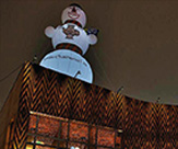 Новогоднее оформление крыши торгового центра надувной фигурой "Снеговик Чайхона"