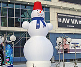 Новогоднее оформление уличной территории торгового центра надувной фигурой "Снеговик" высотой 8,0 м