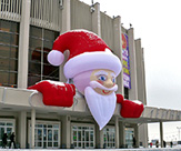 Новогоднее оформление крыши торгового центра надувной фигурой "Голова Деда Мороза"