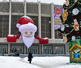 Новогоднее оформление крыши торгового центра надувной фигурой "Голова Деда Мороза"