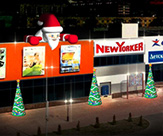 Новогоднее оформление крыши торгового центра новогодними надувными фигурами от Эдвенче