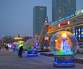 Новогоднее оформление уличной территории торгового центра Астаны большими снежными шарами Snow Globe
