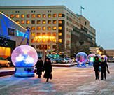 Новогоднее оформление уличной территории торгового центра Астаны большими снежными шарами Snow Globe