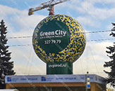 Большой надувной шар "Сфера на опоре "Green City", высотой 7 м, для рекламы стройки (теги: большой шар, надувной шар, надувной шар на крышу)