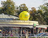 Крышная надувная конструкция "Сфера на опоре"Теннисный мяч", высотой 3,5 м, для теннисного турнира "St.Peterburg Open 2015", установка на крыше станции метро (теги: большой шар, надувной шар, надувной шар на крышу)